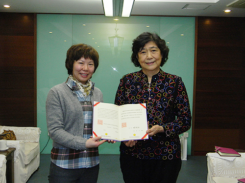 图为汤小泉理事长（右一）向武汉中山大洋百货有限公司颁发捐赠证书