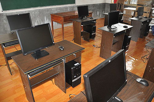 图为中国残疾人福利基金会资助的电脑教室