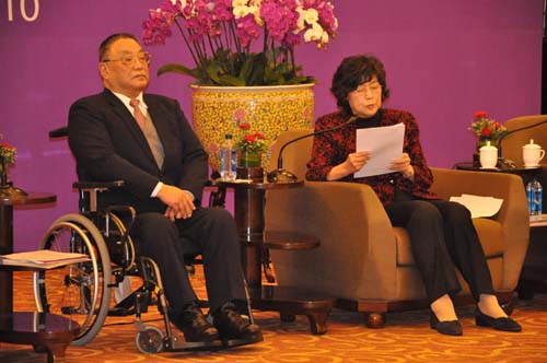 图为汤小泉理事长向理事会做《中国残疾人福利基金会2009年度工作报告》