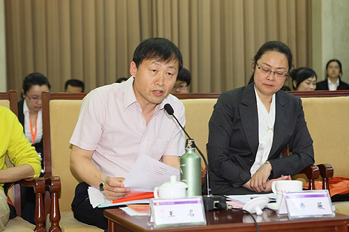 图为中国残疾人福利基金会副理事长王名宣读名誉理事、理事、特邀理事表彰决定