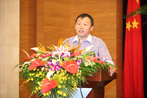 图为清华大学教授、NGO研究所所长、中国残疾人福利基金会副理事长王名作专题讲座