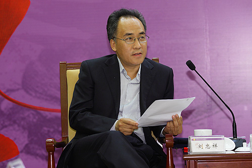 图为民政部民间组织管理局副局长刘忠祥在会议上讲话