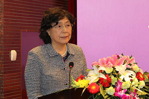 图为中国残联副主席、中国残疾人福利基金会理事长汤小泉女士讲话