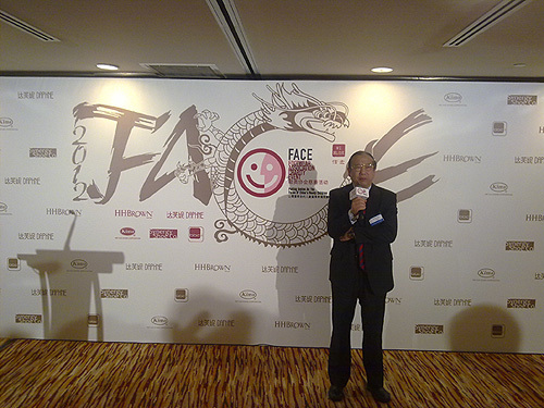图为邢建绪副理事长在2012年度FACE鞋类协会慈善活动新闻发布会上发言