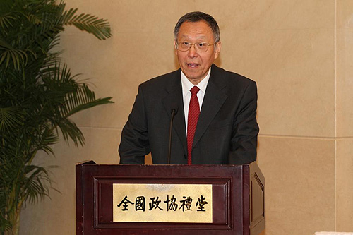 图为中国残疾人福利基金会监事长刘雪冬宣读监事会意见