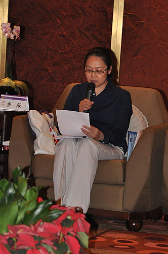 图为费薇秘书长作《中国残疾人福利基金会2010年度财务决算和2011年度财务预算的报告》