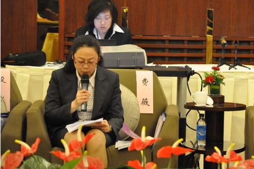 图为费薇秘书长向理事会做《中国残疾人福利基金会2009年度财务决算 与2010年度财务预算报告》