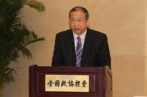 图为邢建绪副理事长介绍《中国残疾人福利基金会成立三十周年纪念活动方案》