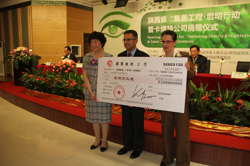 汤小泉理事长接收卡博特公司捐赠支票