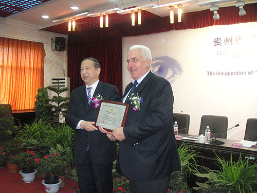中国残疾人福利基金会副理事长邢建绪向贝卡尔特公司亚洲区总裁马国运先生递送纪念牌匾