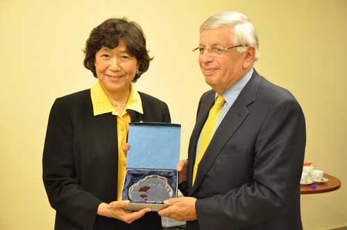 图为中国残联副主席、中国残疾人福利基金会理事长汤小泉向NBA总裁大卫·斯特恩赠送纪念品