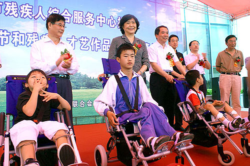 汤小泉理事长等领导向残疾儿童赠送轮椅