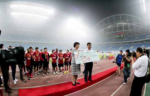 图为辽宁宏运足球俱乐部向中国残疾人福利基金会捐赠100万元