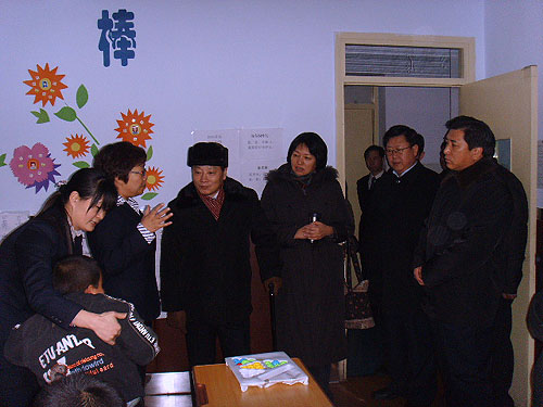 图为王宇红理事、施纪平副秘书长在张掖特教学校调研