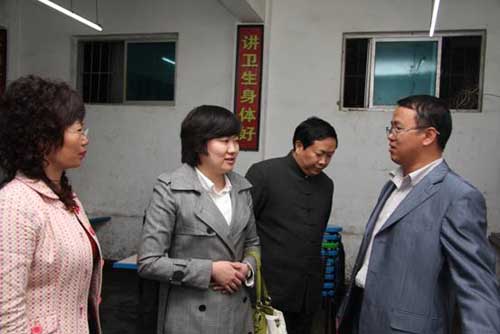 图为调研组一行在贵州省黔西南州特教学校考察学校用水情况