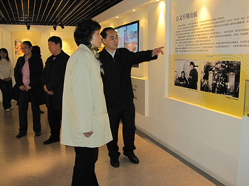 图为汤小泉理事长参观中国盲文图书馆视障文化体验区