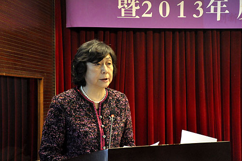 图为汤小泉理事长宣布2012年度晋升人员名单