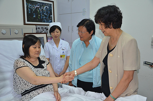 汤小泉理事长、范徐丽泰女士慰问正在接受治疗的地震伤员