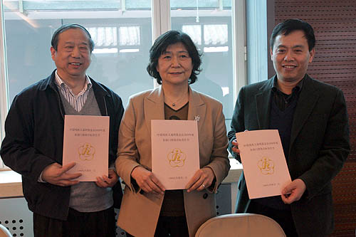 图为基金会理事长汤小泉（中）、分管副理事长与各部部长签订《2009年度绩效目标责任书》