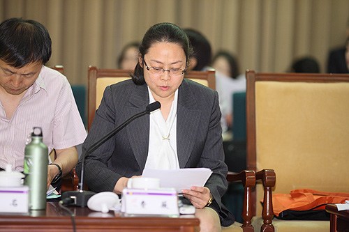 图为中国残疾人福利基金会副理事长兼秘书长费薇作2011年度财务决算和2012年度财务预算报告
