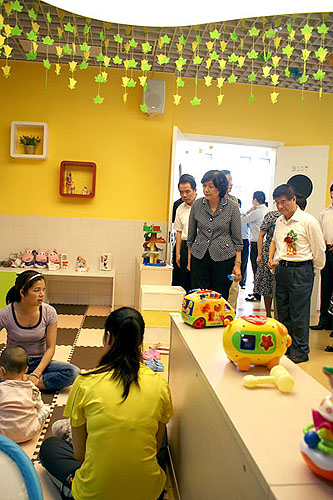 汤小泉理事长参观特殊需要儿童早期干预中心