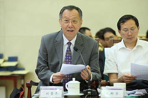 图为中国残疾人福利基金会监事长刘雪冬宣读中国残疾人福利基金会监事会关于2011年度工作的意见