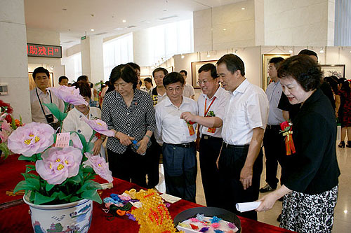 汤小泉理事长等领导参观残疾人才艺作品展览