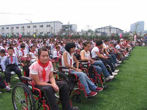 图为参加开学典礼的残疾人学生