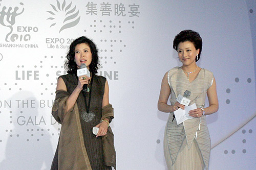 图为2010年上海世博会大使杨澜女士与外滩三号主席林美金女士共同担任此次晚宴的嘉宾主持