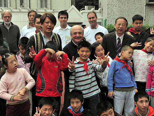邢建绪副理事长与FACE鞋类协会主席JIM先生同上海卢湾区辅读学校的孩子们做游戏