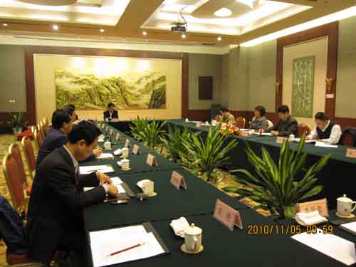 图为汤小泉理事长一行与潍坊市委、市政府召开工作会议