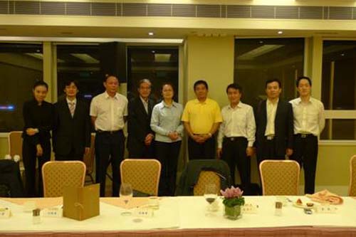 出访团与香港中联办社工部部长、副部长及工作人员合影