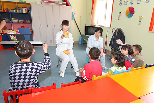 在首都儿科研究所北京李桥儿童医院治疗的脑瘫患儿正在接受康复教学
