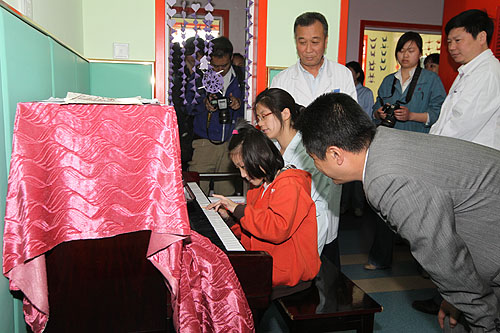 仪式后，各界看望在首都儿科研究所北京李桥儿童医院治疗的脑瘫患儿
