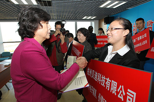 图为中国残疾人福利基金会理事长汤小泉为捐赠企业颁发《捐赠荣誉证书》