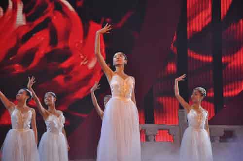 图为中国残疾人艺术团表演的节目《手语芭蕾》