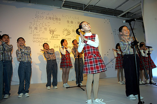 图为上海盲校合唱团的孩子们演唱动听的童谣