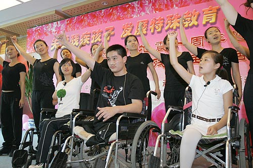 图为北京市残疾人艺术团的演员与地震灾区在京治疗的残疾青少年共同表演精彩文艺节目