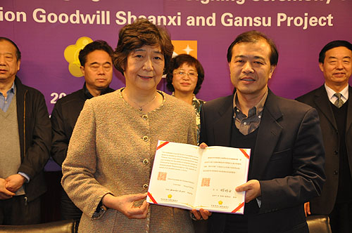 汤小泉理事长向王超总干事颁发捐赠荣誉证书