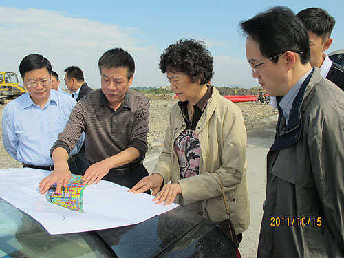 图为汤小泉理事长考察温州健康生态城项目