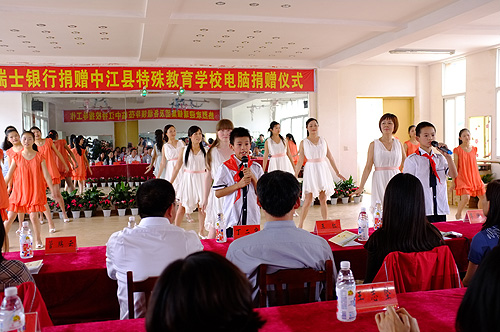 图为中江县特教学校残疾儿童在捐赠仪式上展示才艺
