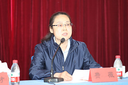 中国残疾人福利基金会秘书长费薇在捐赠仪式上讲话