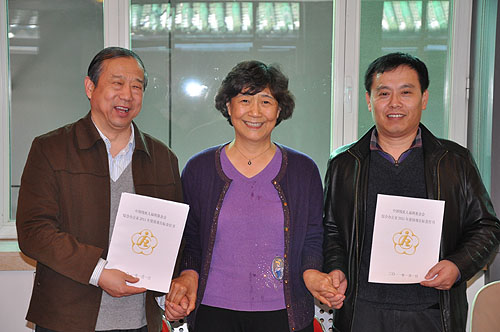 图为汤小泉理事长、分管副理事长与各部部长签署《2011年度绩效目标责任书》