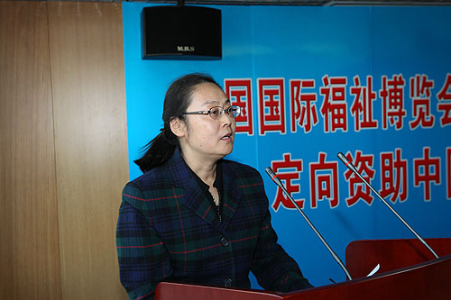 图为中国残疾人福利基金会副理事长兼秘书长费薇在仪式上讲话