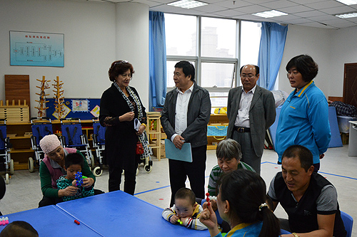 图为沈伟俊副秘书长走访新疆自治区残疾人康复中心