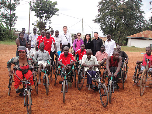 图为国际残奥委会一道探访乌干达轮椅篮球运动员