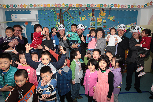图为参加捐赠仪式领导参观中国聋儿康复研究中心