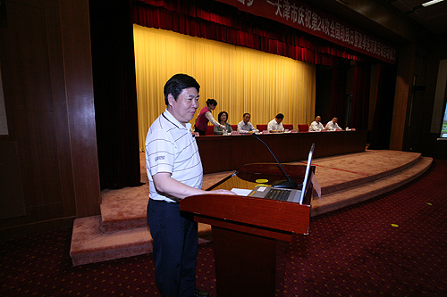 图为中国残疾人福利基金会沈伟俊副秘书长在活动现场开通 天津市残疾人福利基金会助残募集服务信息化平台