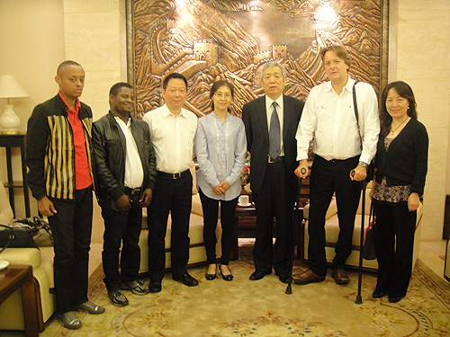 图为代表团一行拜访中国驻卢旺达大使馆沈永祥大使