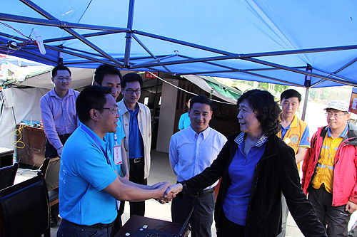 图为汤小泉理事长在芦山县察看社会组织管理组帐篷办公点和志愿者服务区